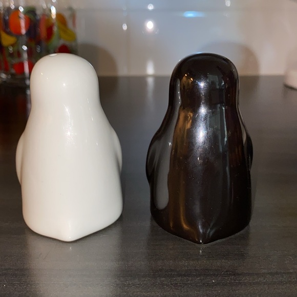 Novelty salt and pepper shakers, white/black penguin porcelain - Picture 13 of 14